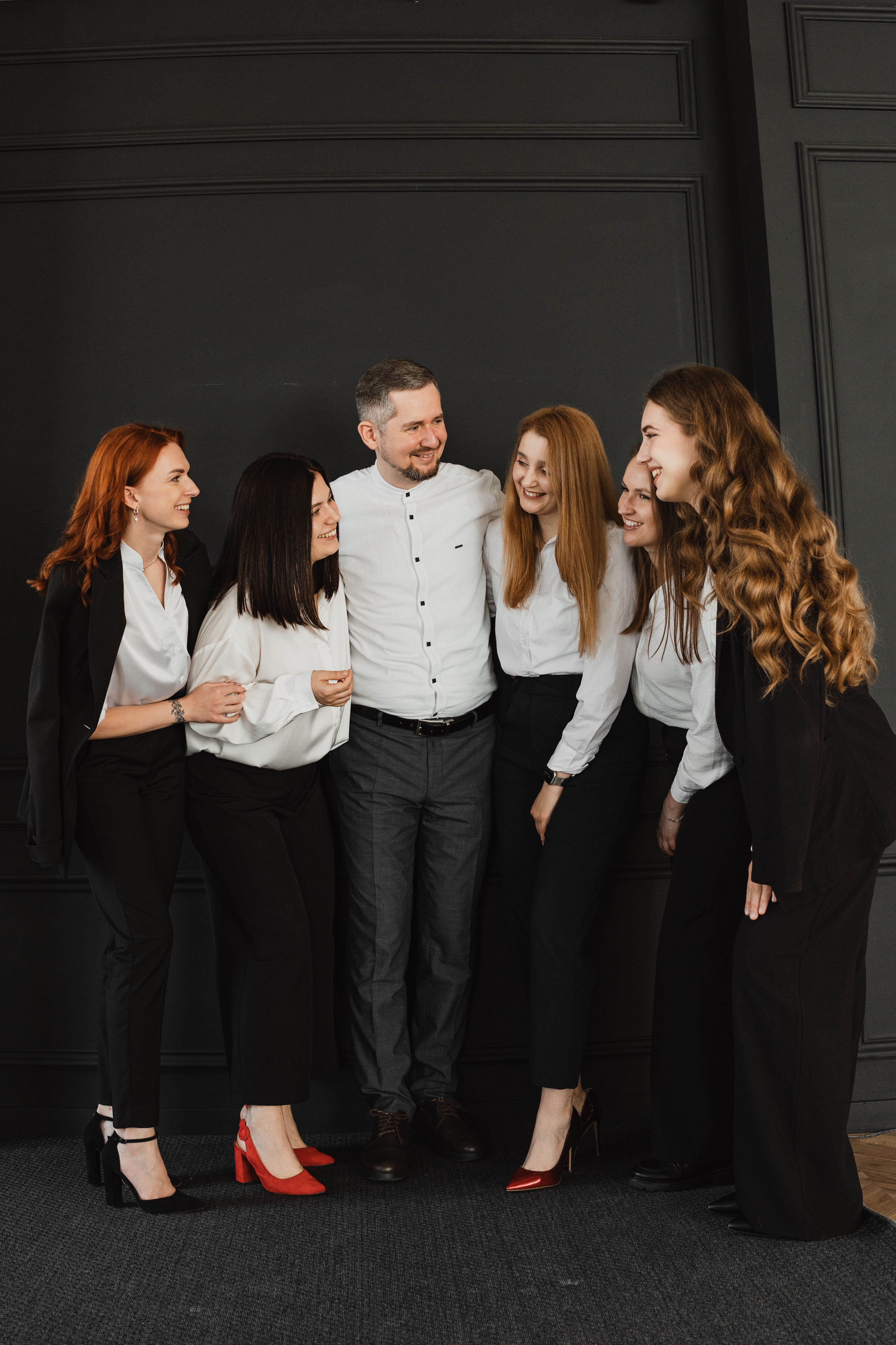 За кожною перемогою стоїть команда. Ми працюємо разом багато років і об’єднані спільними цінностями, атмосферою абсолютної довіри та впевненості один в одному. Для нас важливо не лише вирішити окреме питання, а й вибудувати з клієнтом довгострокові стосунки, засновані на повазі й професіоналізмі. Ми зосереджуємо увагу на деталях, діємо з максимальною старанністю та завжди шукаємо рішення, яке буде найкращим саме для вас. Знайомимо вас із тими, хто щодня працює для вашої впевненості та спокою.